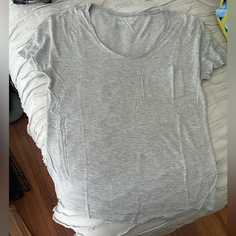 Everlane Women’s gray pocket tee, scoop neck